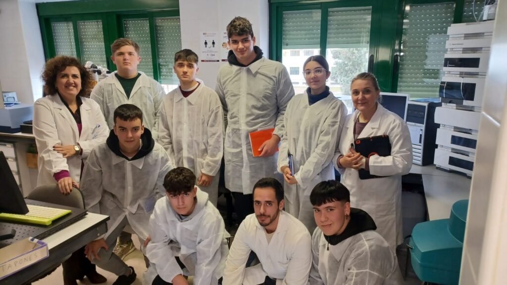 jóvenes con investigadores